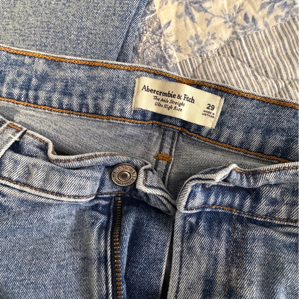 Abercrombie & Fitch Light Wash High-Rise Women's Jeans